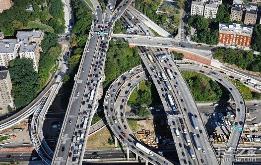 �����γ���ȭ������ֱ������˾���ķ���