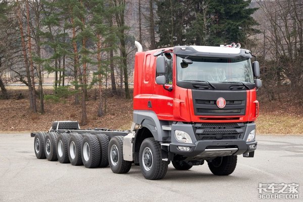 园林化建设英雄 给TATRA树木移植车上镜