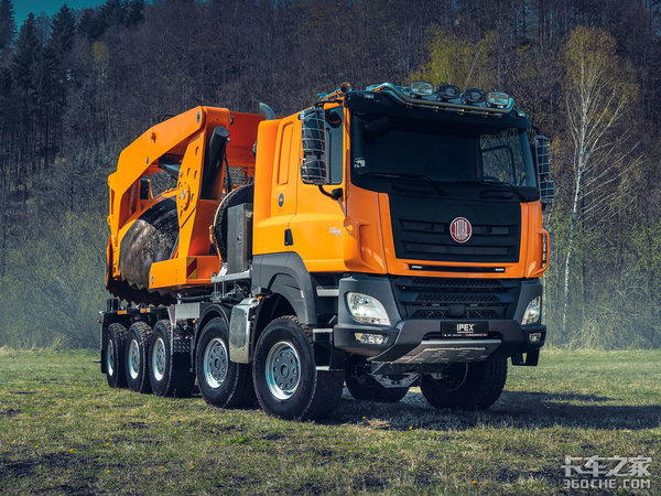 园林化建设英雄 给TATRA树木移植车上镜