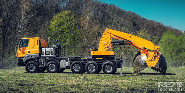 园林化建设英雄 给TATRA树木移植车上镜