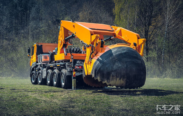 园林化建设英雄 给TATRA树木移植车上镜