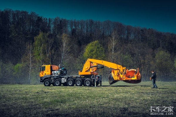 园林化建设英雄 给TATRA树木移植车上镜
