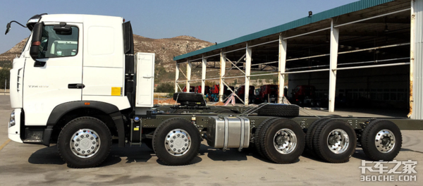 园林化建设英雄 给TATRA树木移植车上镜