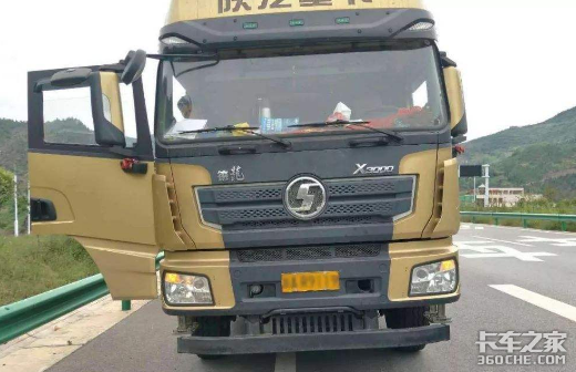 高速上刷牙割草,都比不上敷眼膜的男孩