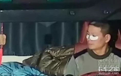 高速上刷牙割草,都比不上敷眼膜的男孩