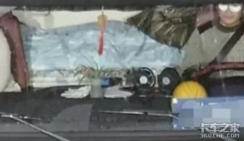 高速上刷牙割草,都比不上敷眼膜的男孩