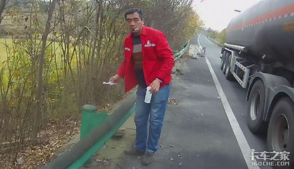 高速上刷牙割草,都比不上敷眼膜的男孩