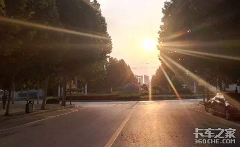 高速上刷牙割草,都比不上敷眼膜的男孩