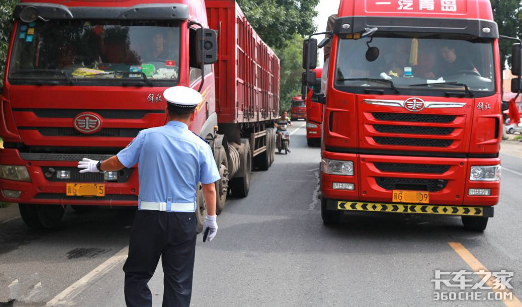 高速上刷牙割草,都比不上敷眼膜的男孩