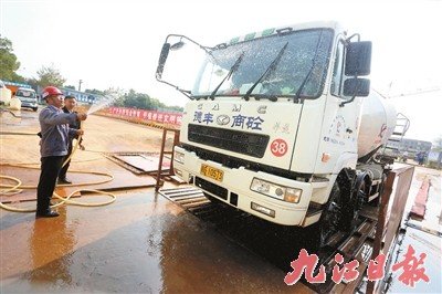 九江源头治扬尘:渣土车不再"带泥"上路
