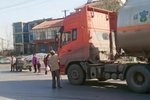 山东:大爷马路磕头要钱 司机纷纷中招
