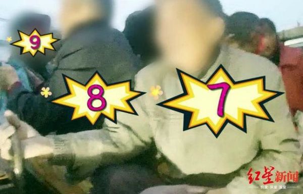 严处!小货车货箱没装货竟然挤满了人!