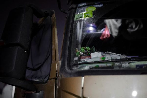 ��ɩ�����������1000���Ͽ�����Ů��