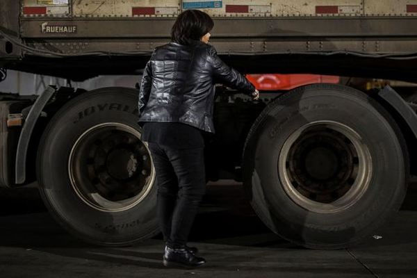 ��ɩ�����������1000���Ͽ�����Ů��