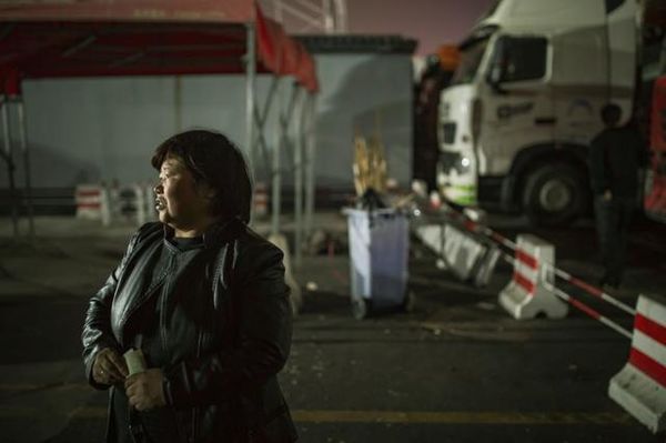 ��ɩ�����������1000���Ͽ�����Ů��