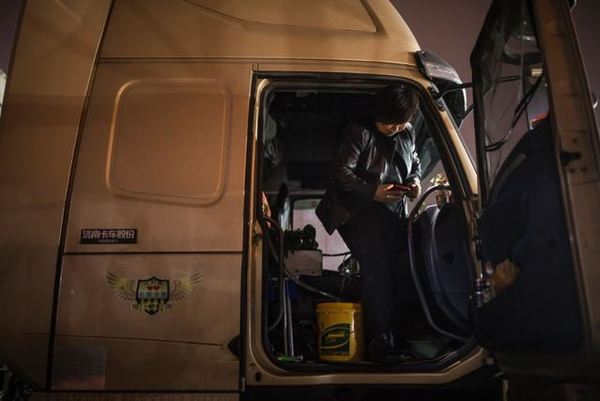 ��ɩ�����������1000���Ͽ�����Ů��