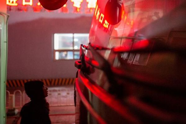 ��ɩ�����������1000���Ͽ�����Ů��