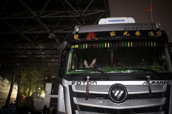 ��ɩ�����������1000���Ͽ�����Ů��