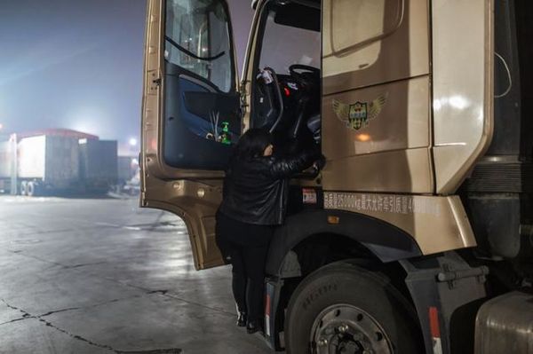 ��ɩ�����������1000���Ͽ�����Ů��