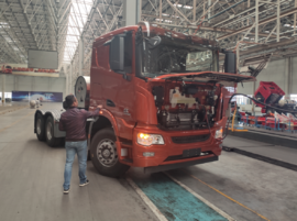 90后卡友千里迢迢亲临联合重卡总部提车,参观生产车间后直叹没来错