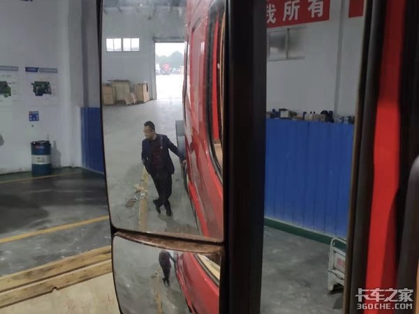 90后卡友千里迢迢亲临联合重卡总部提车，参观生产车间后直叹没来错