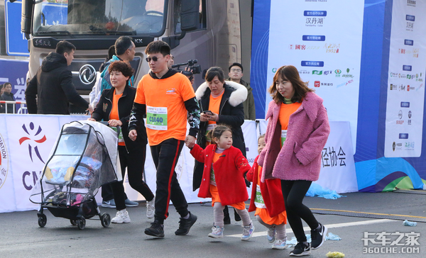 天龙开道 猛士军车计时 “东风城”里的首届马拉松赛事不一般