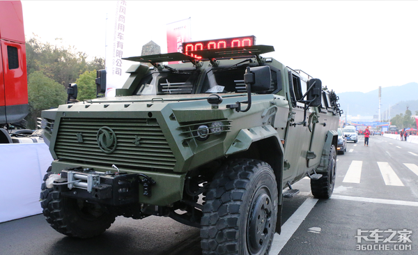 天龙开道 猛士军车计时 “东风城”里的首届马拉松赛事不一般