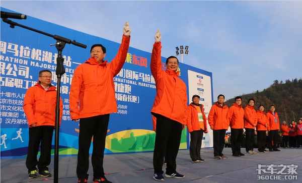 天龙开道 猛士军车计时 “东风城”里的首届马拉松赛事不一般