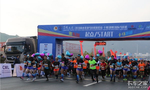 天龙开道 猛士军车计时 “东风城”里的首届马拉松赛事不一般