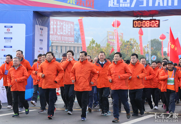 天龙开道 猛士军车计时 “东风城”里的首届马拉松赛事不一般