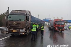 劝返超限超载货车72辆 临沂高速入口拒超首日告捷
