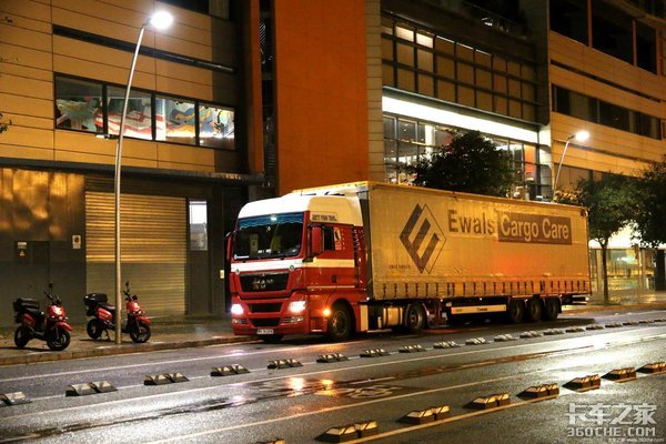 �����γ���ȭ������ֱ������˾���ķ���