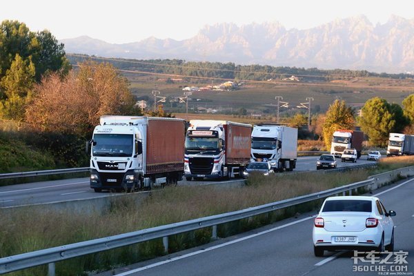 �����γ���ȭ������ֱ������˾���ķ���