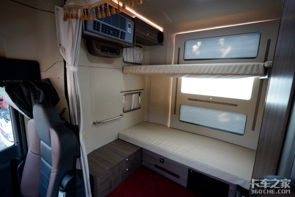 国内生活化重卡驾驶室：随车餐饮、双人大床，带直播和KTV的是真秀