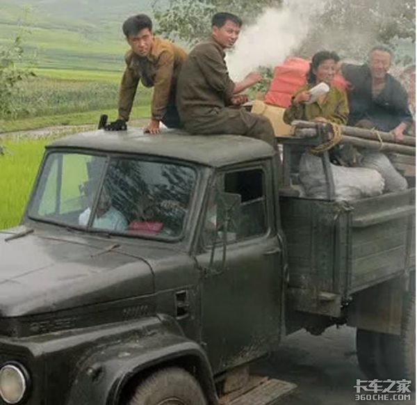 司机开木炭卡车半路没有木炭了,就发动车上的乘客下车捡柴火当做燃料