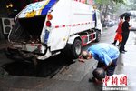 北京大雨致路面塌陷 一垃圾�不幸落坑