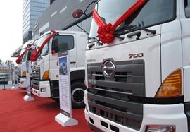 日野8×4底盘车亮相