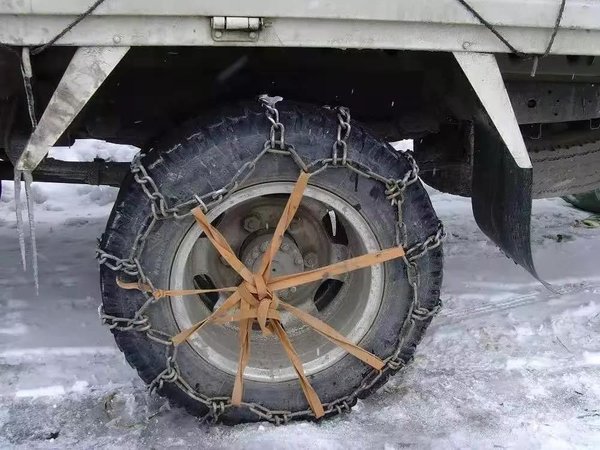 冬季行车轮胎易打滑 6招教你防卡车打滑