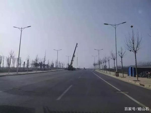 河南省卫辉市:这条路将要装限高杆了!