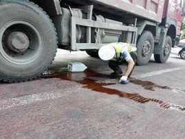 燃油箱破裂漏油,别想着“缝缝补补又三年”,换新件的钱不能省!