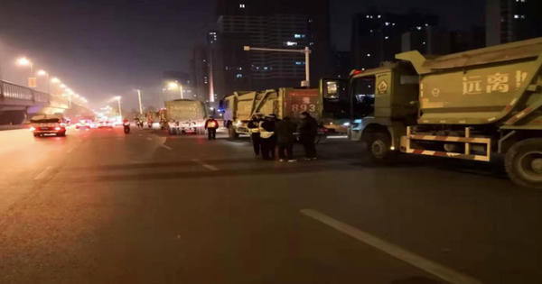 郑州96辆后八轮渣土车被罚 2司机被拘留