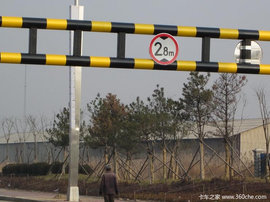 货车司机撞断限高架竟被行政拘留,别问,问就是怪你无视这项规定