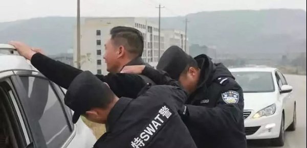 盯梢执法人员帮超载大货车逃避处罚 安徽铜陵8名“带车人”被刑拘
