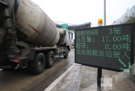 两小时58辆货车被拒 12月16日重庆高速正式实施入口称重检测