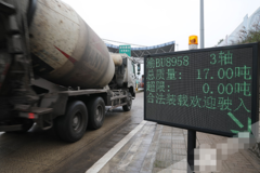 两小时58辆货车被拒 12月16日重庆高速正式实施入口称重检测