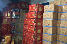 货车司机买点年货却被交警扣押罚款，一看车上的东西，挨罚是不冤！