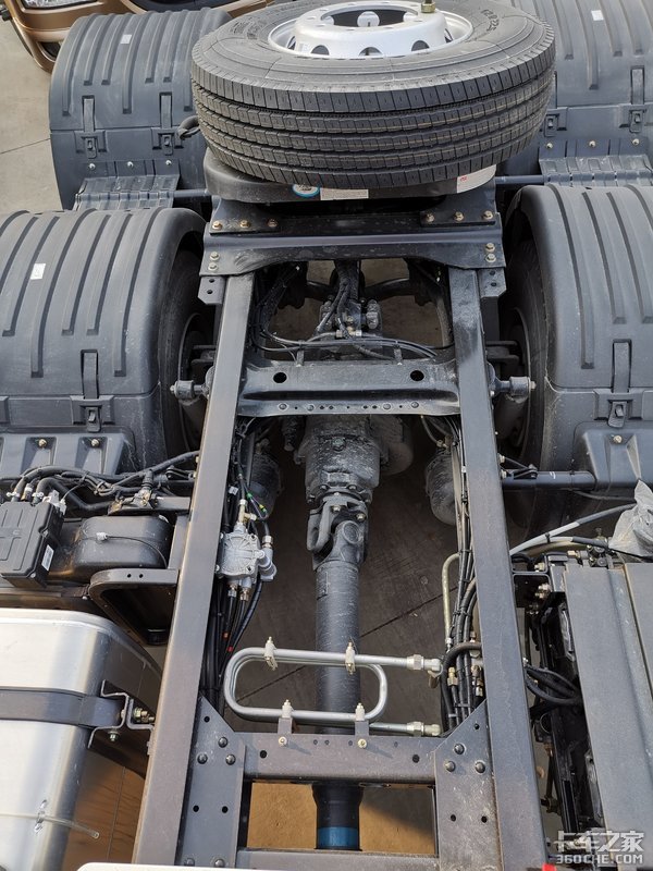 新疆东风出炉一款畅行D7H牵引车，比天龙便宜好几万，这是什么情况？