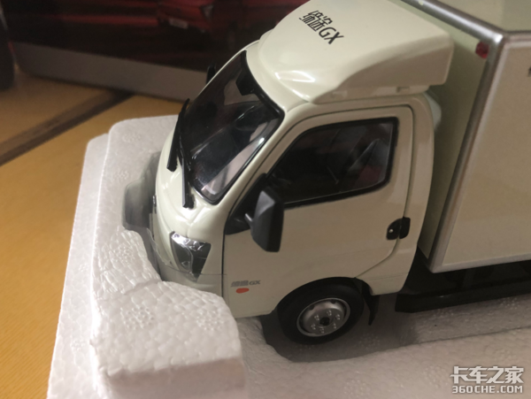 卡友喜提飞碟缔途车模,秀出超清正面照,此时一只柠檬精悄悄路过