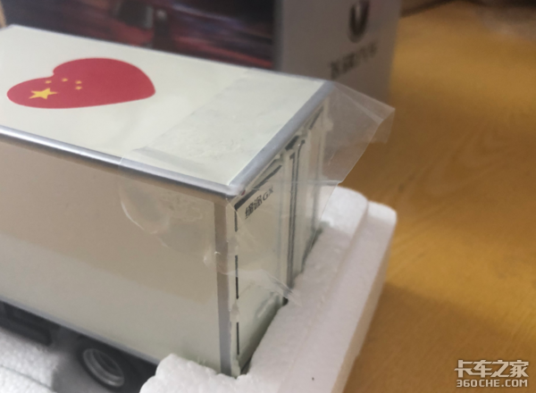 卡友喜提飞碟缔途车模,秀出超清正面照,此时一只柠檬精悄悄路过