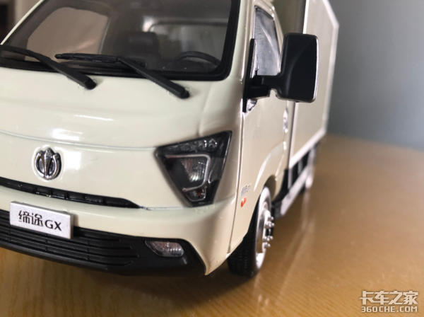 卡友喜提飞碟缔途车模,秀出超清正面照,此时一只柠檬精悄悄路过